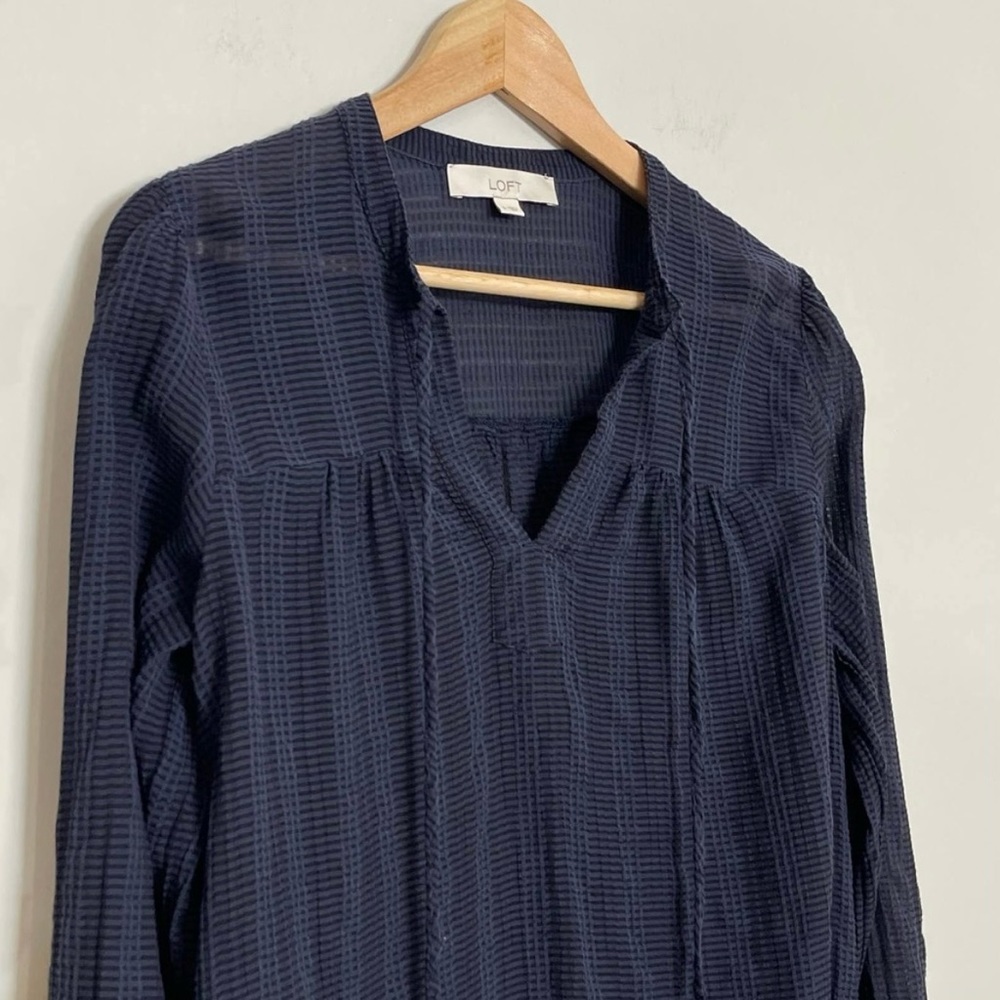 📦LAST CHANCE📦 Loft | Textured Navy Split Neck Blouse - Picture 7 of 9